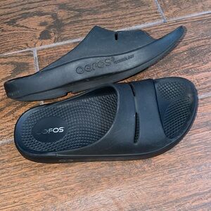 OOFOS woman’s slides